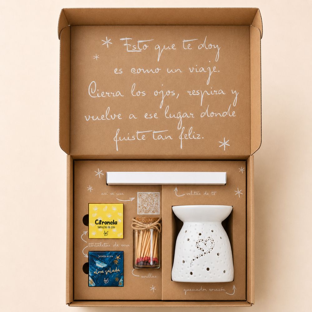 Vista cenital del cofre regalo de verano de LoeS con quemador de cerámica, tartaletas de cera Citronela y Alma Salada, velitas de té y cerillas, con mensaje inspirador "Esto que te doy es como un viaje" – D'Arome