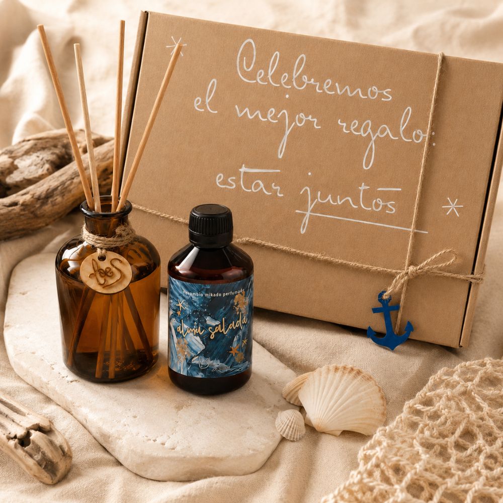 Bodegón marinero del cofre regalo de verano mikado Alma Salada de LoeS con frasco de cristal ámbar, recambio perfumado, conchas de mar, madera de deriva y red de pesca – D'Arome
