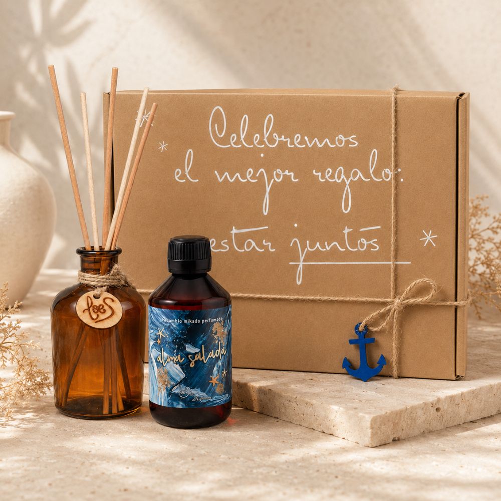 Bodegón del cofre regalo de verano mikado Alma Salada de LoeS con frasco de cristal ámbar y recambio perfumado sobre travertino, ambiente mediterráneo natural – D'Arome
