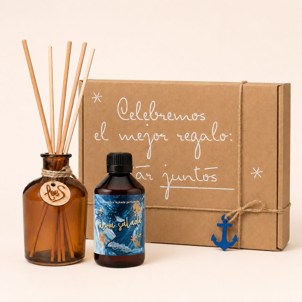 Cofre regalo de verano con frasco mikado de cristal ámbar, recambio mikado perfumado Alma Salada y caja kraft con ancla azul de LoeS – D'Arome