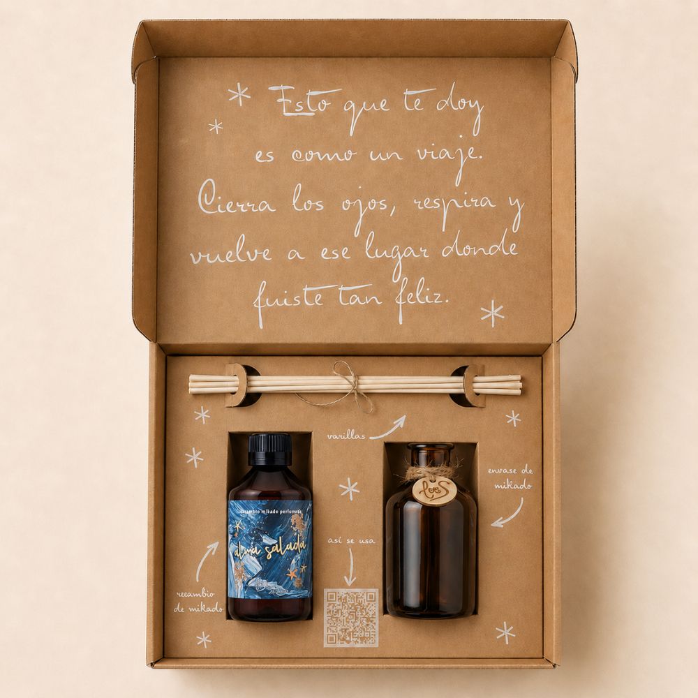 Cofre regalo de verano con frasco mikado de cristal ámbar, recambio mikado perfumado Alma Salada y caja kraft con ancla azul de LoeS – D'Arome