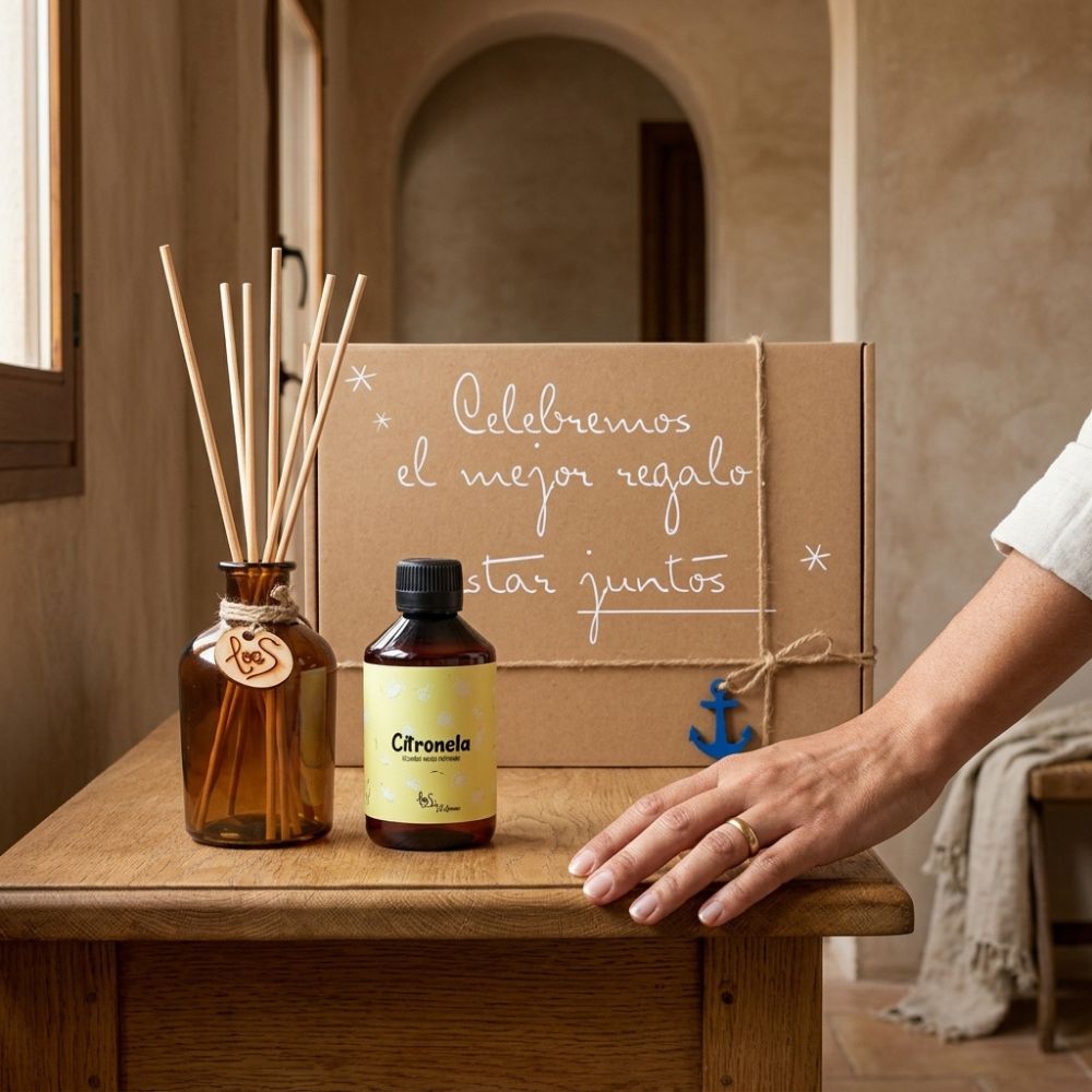 Cofre regalo de verano mikado de LoeS con frasco de cristal ámbar y recambio Citronela antimosquitos sobre mueble de madera en ambiente rústico mediterráneo – D'Arome