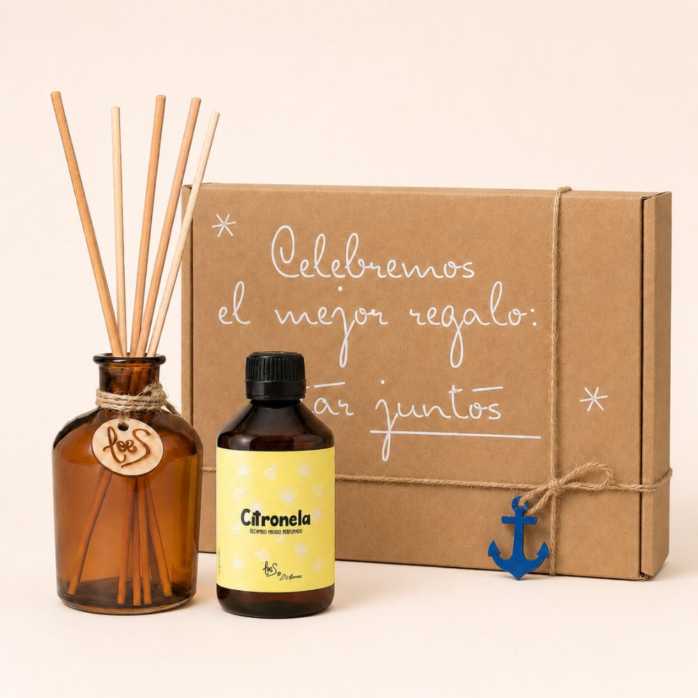 Cofre regalo de verano "Pa' que no te piquen" con frasco mikado de cristal ámbar, recambio mikado perfumado Citronela antimosquitos y caja kraft con ancla azul de LoeS – D'Arome