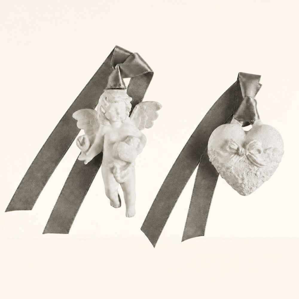 Figuras de cerámica perfumadas incluidas en el cofre sorpresa Musc Irisé Mathilde M, ángel y corazón con cinta gris – D'Arome