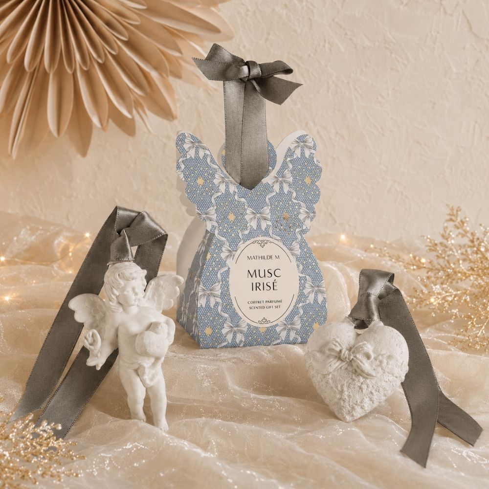 Cofre sorpresa de cerámicas perfumadas con aroma Musc Irisé Mathilde M con bolsa de regalo. Formas de ángel y corazón decorativos perfumados. Enamórate esta navidad – D'Arome