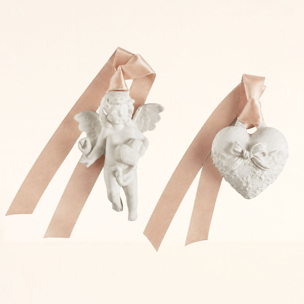 Figuras de cerámica perfumadas incluidas en el cofre sorpresa Orange Cannelle Mathilde M, ángel y corazón con cinta rosa empolvado – D'Arome