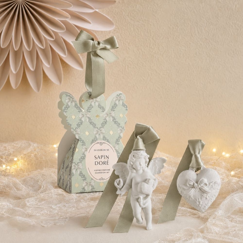 Cofre sorpresa de cerámicas perfumadas del aroma Sapin Doré de Mathilde M con forma de ángel y corazón decorativos perfumados. Sorprende esta Navidad – D'Arome