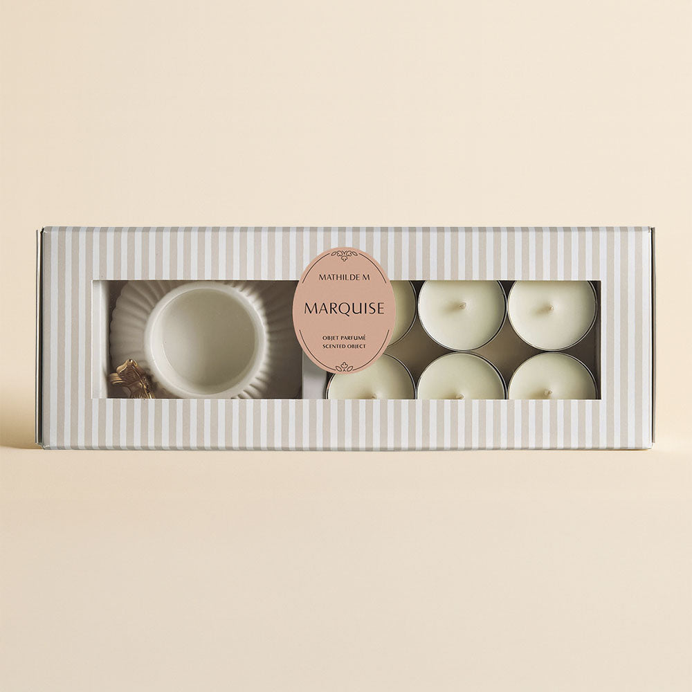 Cofre Tea Light perfumadas Marquise: 6 velas + portavelas mariposa dorada. Disfruta de la fragancia icónica de Mathilde M. ✨ Ideal para regalar.