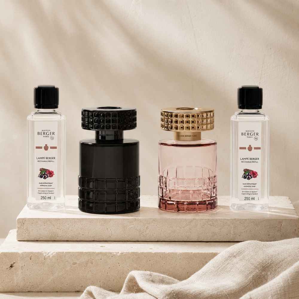 Colección de lámparas-cataliticas Celebration Maison Berger, lámparas Negra y Nude con motivo damero junto a los recambios Oud Hypnotique 250ml – D'Arome