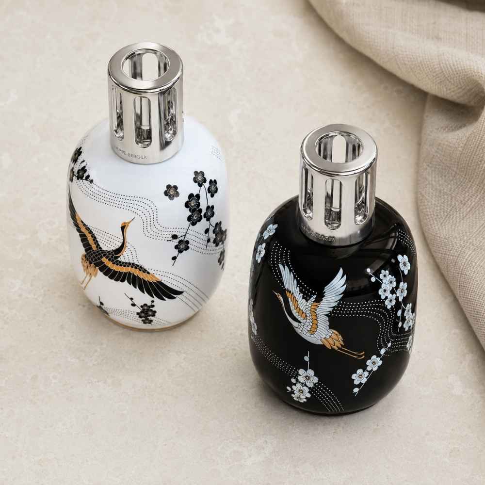 Vista frontal de las lámparas catalíticas Sakura Blanca y Negra Maison Berger con capuchón plateado calado – D'Arome