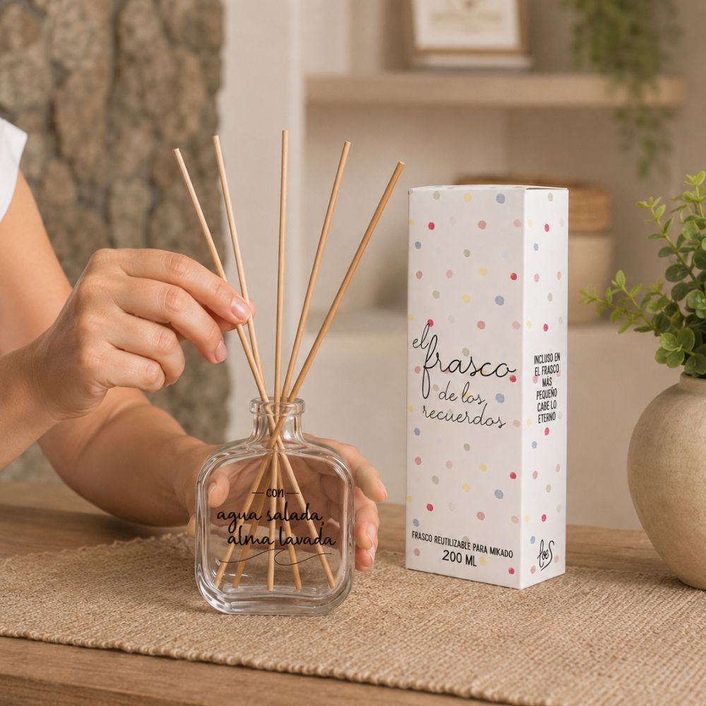 Cómo colocar las varillas de ratán en el frasco mikado reutilizable 200ml Agua Salada Alma Lavada de LoeS sobre mesa de madera con planta decorativa – D'Arome