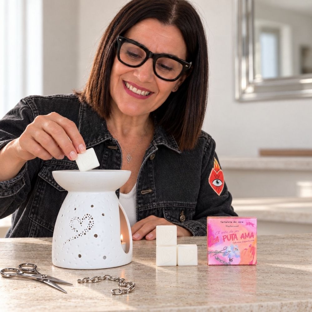 Mari Carmen, fundadora y CEO de D’Arome, coloca una onza de cera perfumada La Puta Ama de LoeS en el plato del quemador – D’Arome
