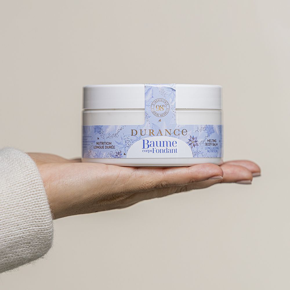 Crema corporal aceite de borraja Durance 200ml sujeta en la mano - D'Arome