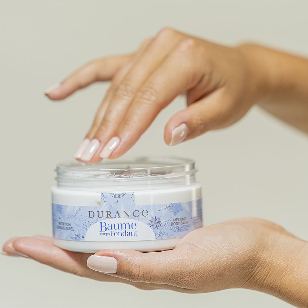 Aplicación crema corporal aceite de borraja Durance con los dedos - D'Arome
