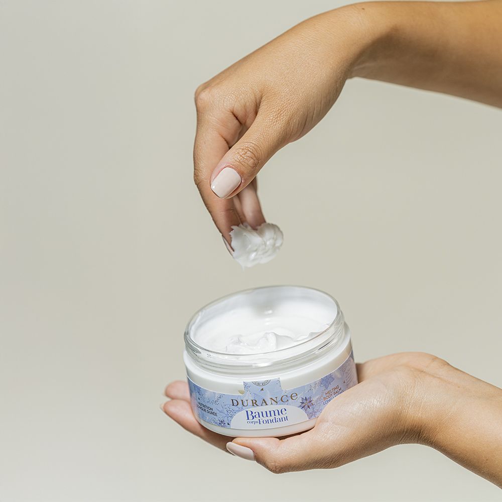 Textura crema corporal Durance aceite de borraja en los dedos - D'Arome