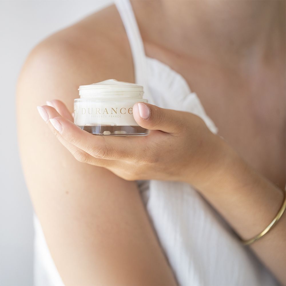 Crema facial aceite de borraja Durance sostenida entre manos - D'Arome