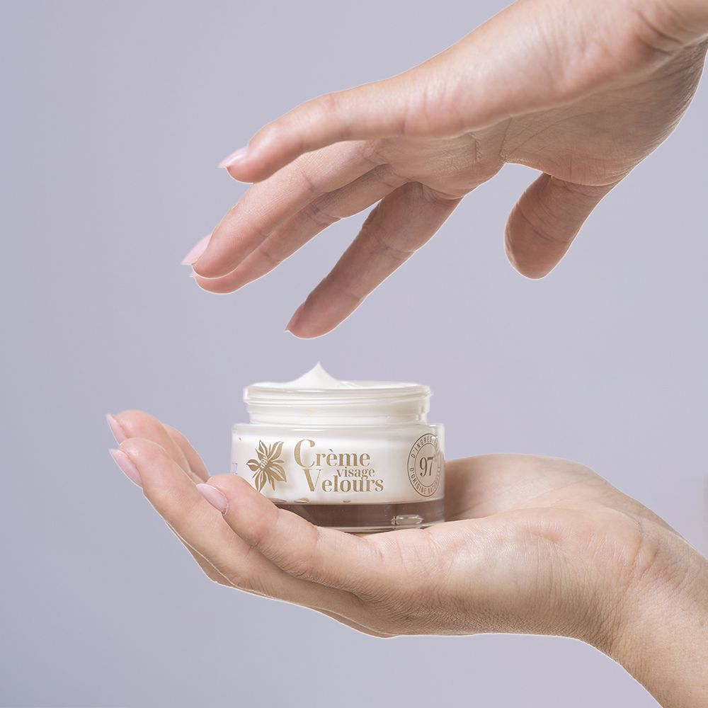 Crema facial Durance en tarro sujetado en la mano - D'Arome