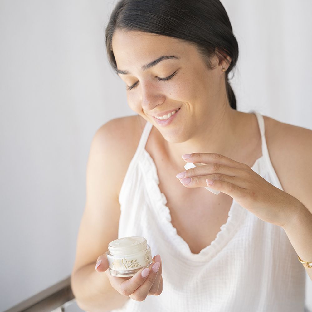 Mujer aplicándose crema facial aceite de borraja Durance - D'Arome