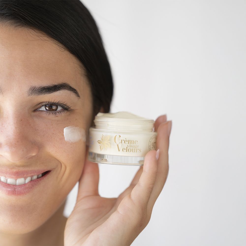 Textura crema facial aceite de borraja Durance aplicada en mejilla - D'Arome