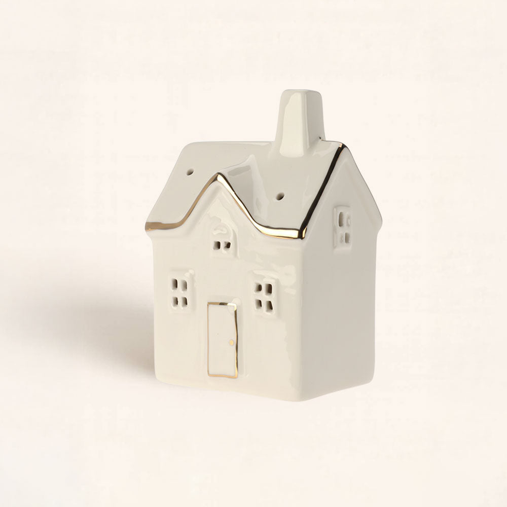 Casita con Luz Aurora de Cerámica blanca. Tamaño: 5,5 × 7,5 × 12 cm. Tiene luz led y funciona con bateía. Ideal para crear rincones acogedores.