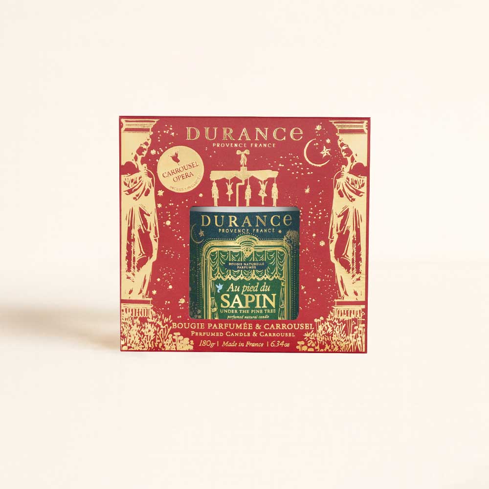 Caja decorativa navideña Vela Carrusel Au Pied du Sapin Durance 180g con ventana troquelada y motivo de teatro dorado – D'Arome