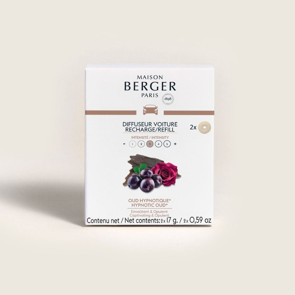 Detalle frontal de la caja recarga del ambientador de coche Oud Hypnotique Maison Berger pack 2 pastillas cerámicas con notas de oud rosa y ciruela intensidad regulable – D'Arome