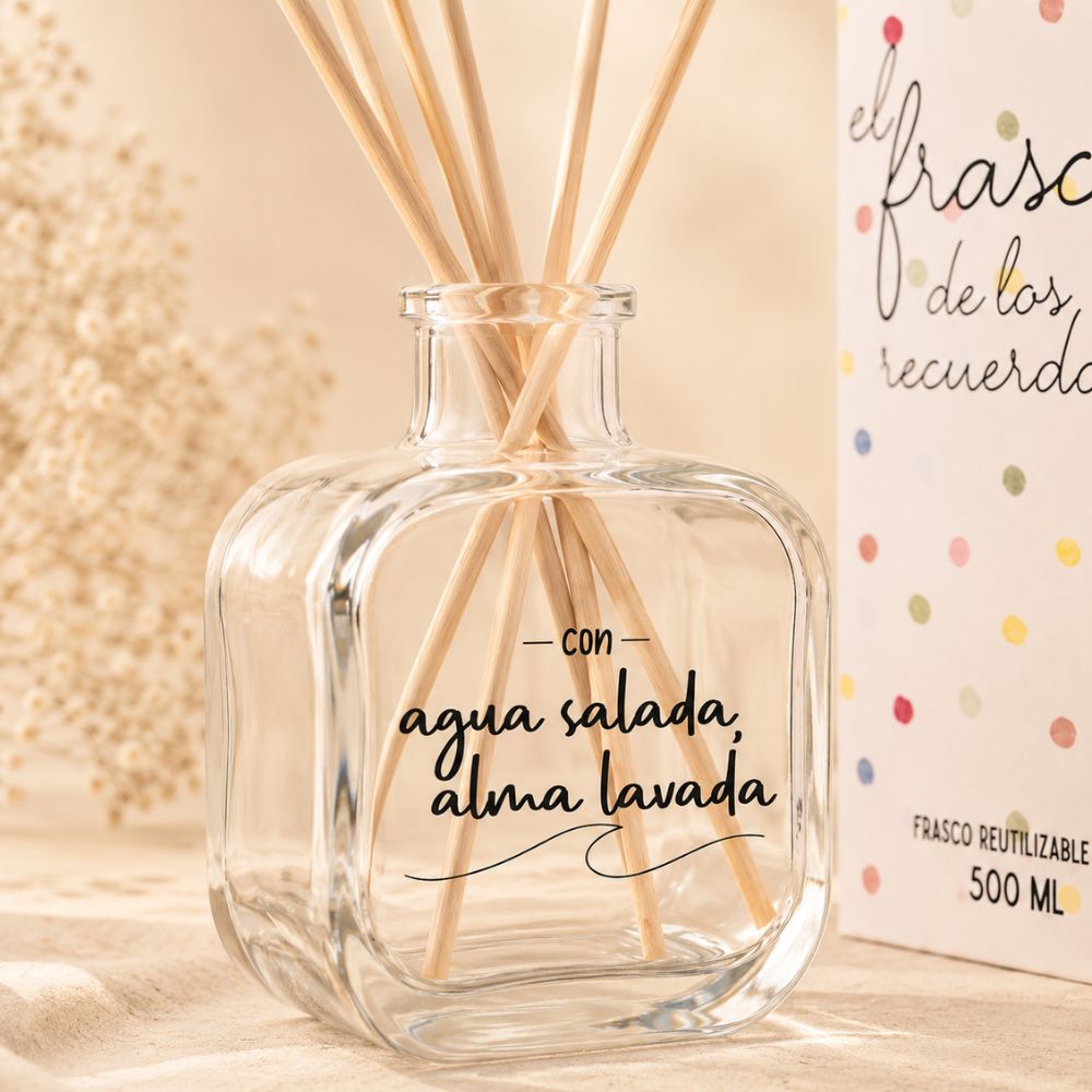 Detalle del envase mikado reutilizable de cristal con varillas de ratán y lettering Agua Salada Alma Lavada de LoeS 500ml, ambientado con flores secas y arena – D'Arome