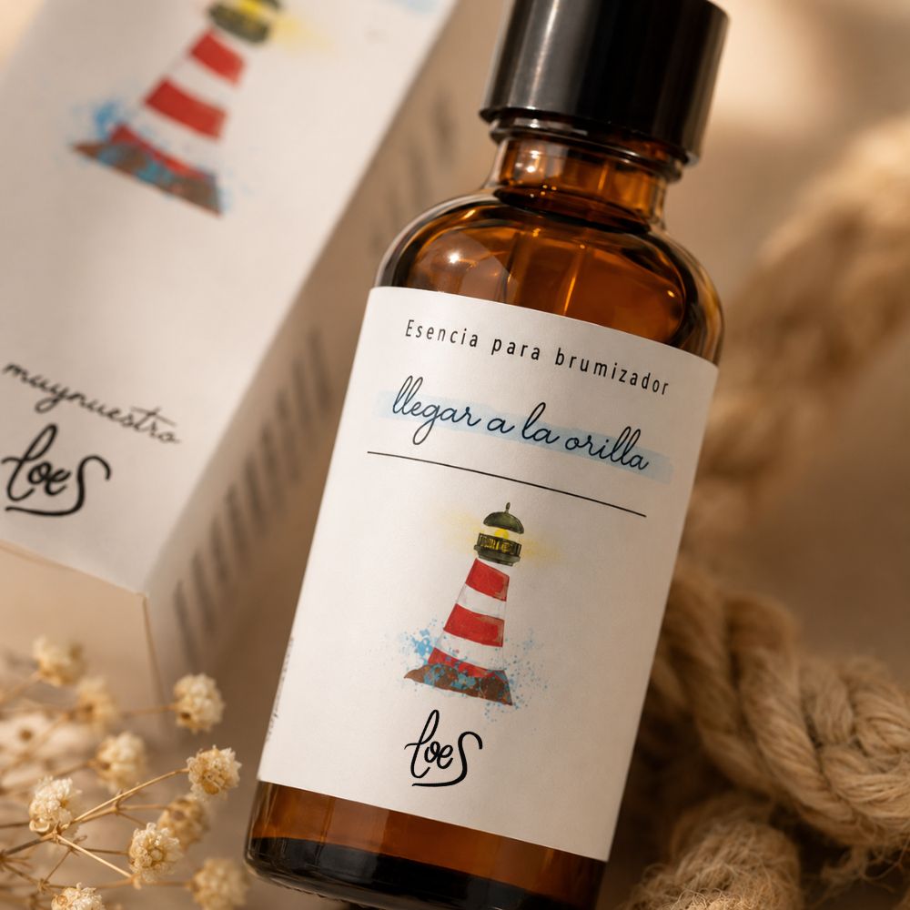 Detalle macro del envase de la esencia para difusor de aromas "Llegar a la orilla" de LoeS con ilustración acuarela del faro, símbolo de las personas refugio – D'Arome