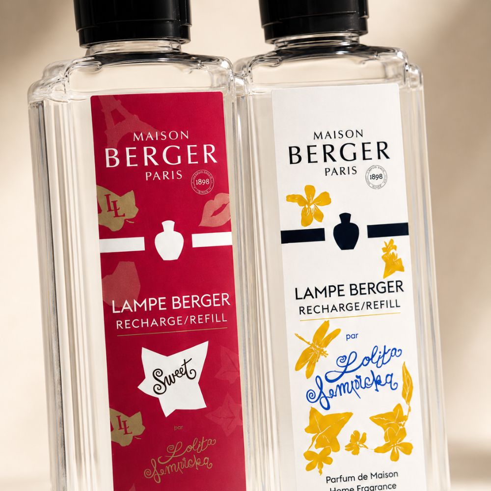 Detalle macro de las etiquetas del pack dulce Lolita Lempicka Sweet y Lolita Lempicka 500ml recambio para Lampe Berger diseño Sylvie de France – D'Arome