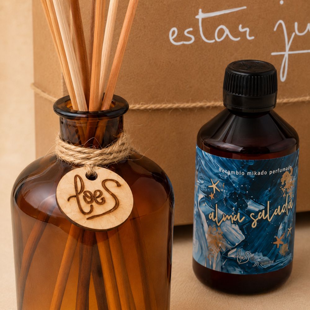 Detalle del frasco mikado de cristal ámbar con etiqueta de madera grabada LoeS y recambio mikado perfumado Alma Salada del cofre regalo de verano – D'Arome