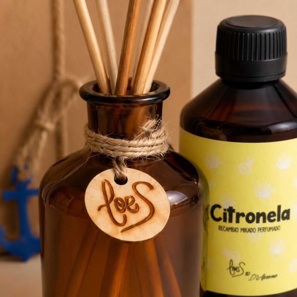 Detalle del frasco mikado de cristal ámbar con etiqueta de madera grabada LoeS, varillas de ratán y recambio mikado Citronela perfumado del cofre regalo de verano – D'Arome
