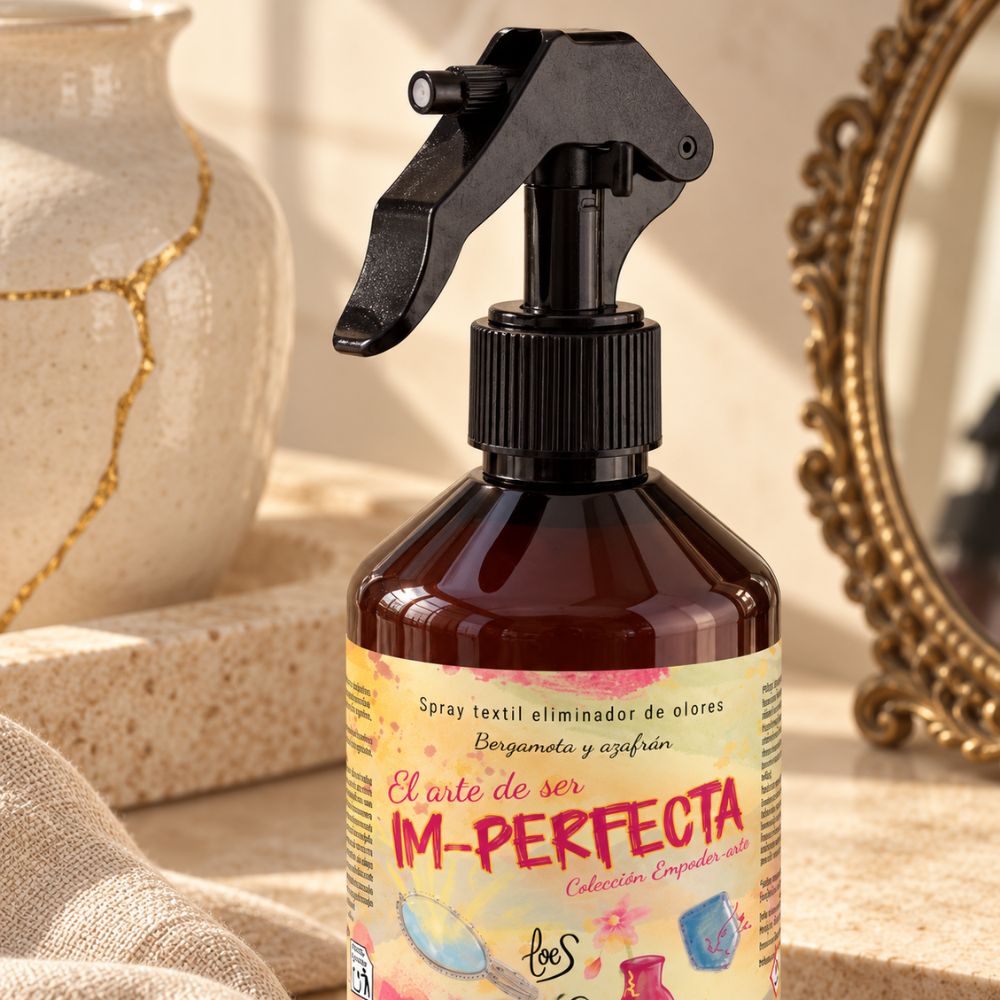 Detalle en primer plano del gatillo pulverizador del spray textil Im-Perfecta de LoeS de 500 ml, con la etiqueta bergamota y azafrán – D'Arome