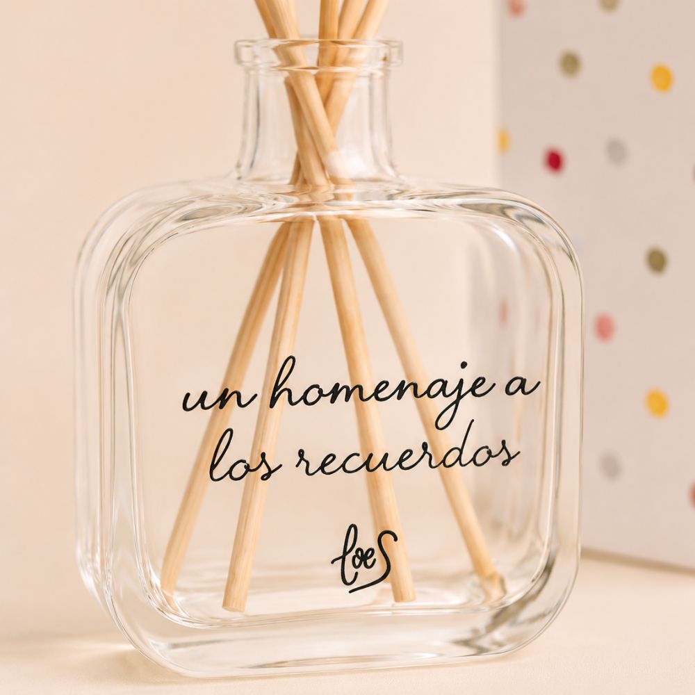 Detalle en primer plano del lettering "Un homenaje a los recuerdos" del envase mikado reutilizable 200ml de LoeS – D'Arome