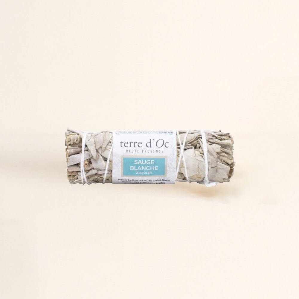 Detalle de un rollo de Salvia Blanca para quemar Terre d'Oc con etiqueta de instrucciones de uso – D'Arome