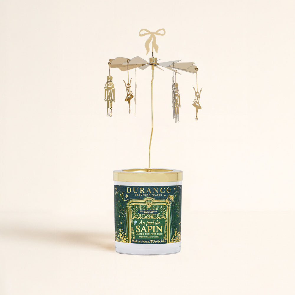 Detalle del carrusel giratorio movido por el calor sobre la vela aromática Au Pied du Sapin Durance 180g – D'Arome