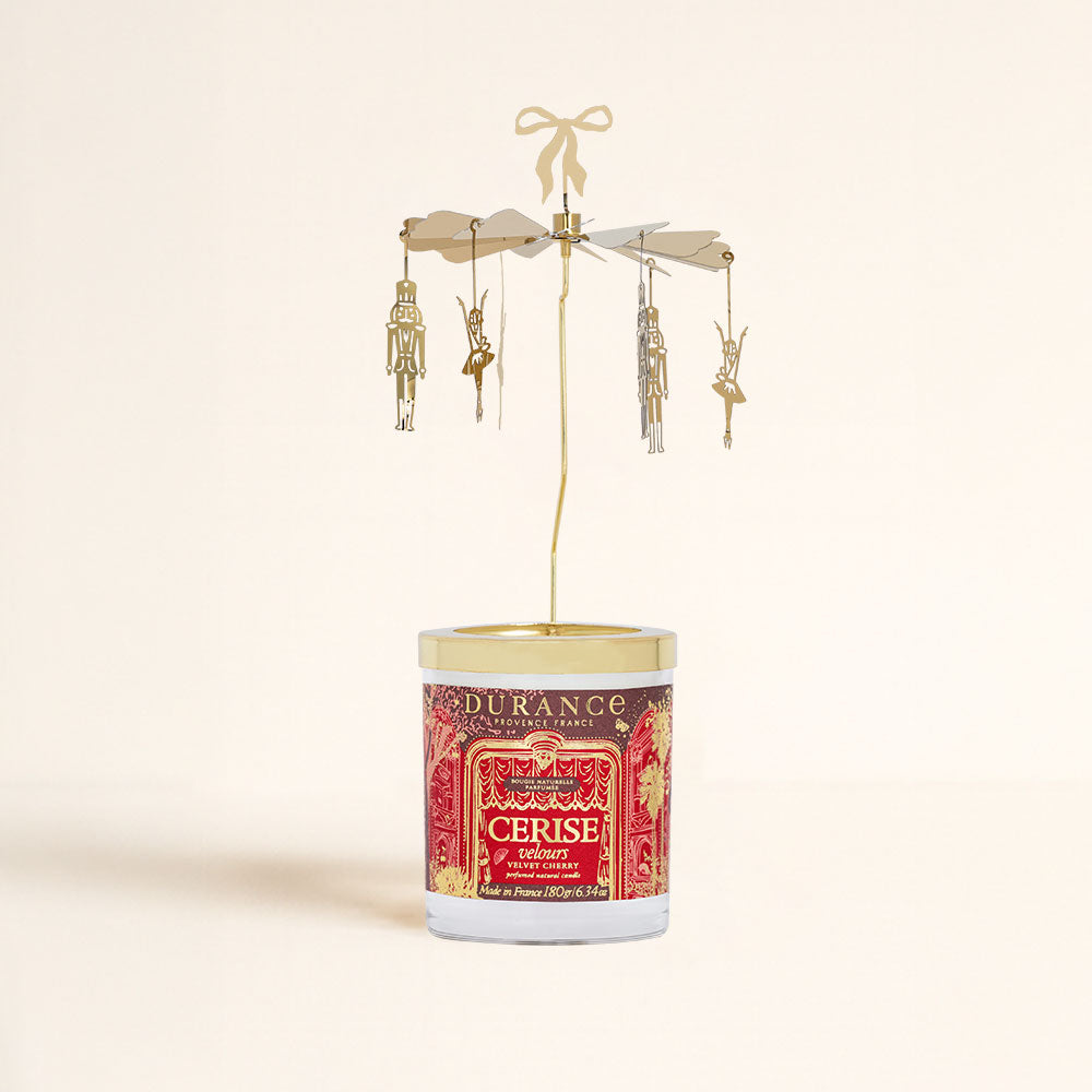 Detalle del carrusel giratorio movido por el calor sobre la vela aromática Cerise Velours Durance 180g – D'Arome