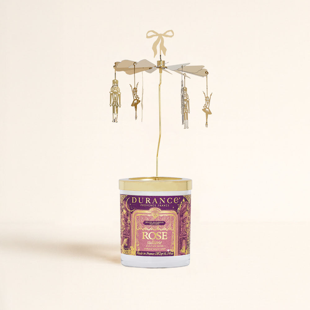 Detalle del carrusel giratorio movido por el calor sobre la vela aromática Rose Sultane Durance 180g – D'Arome