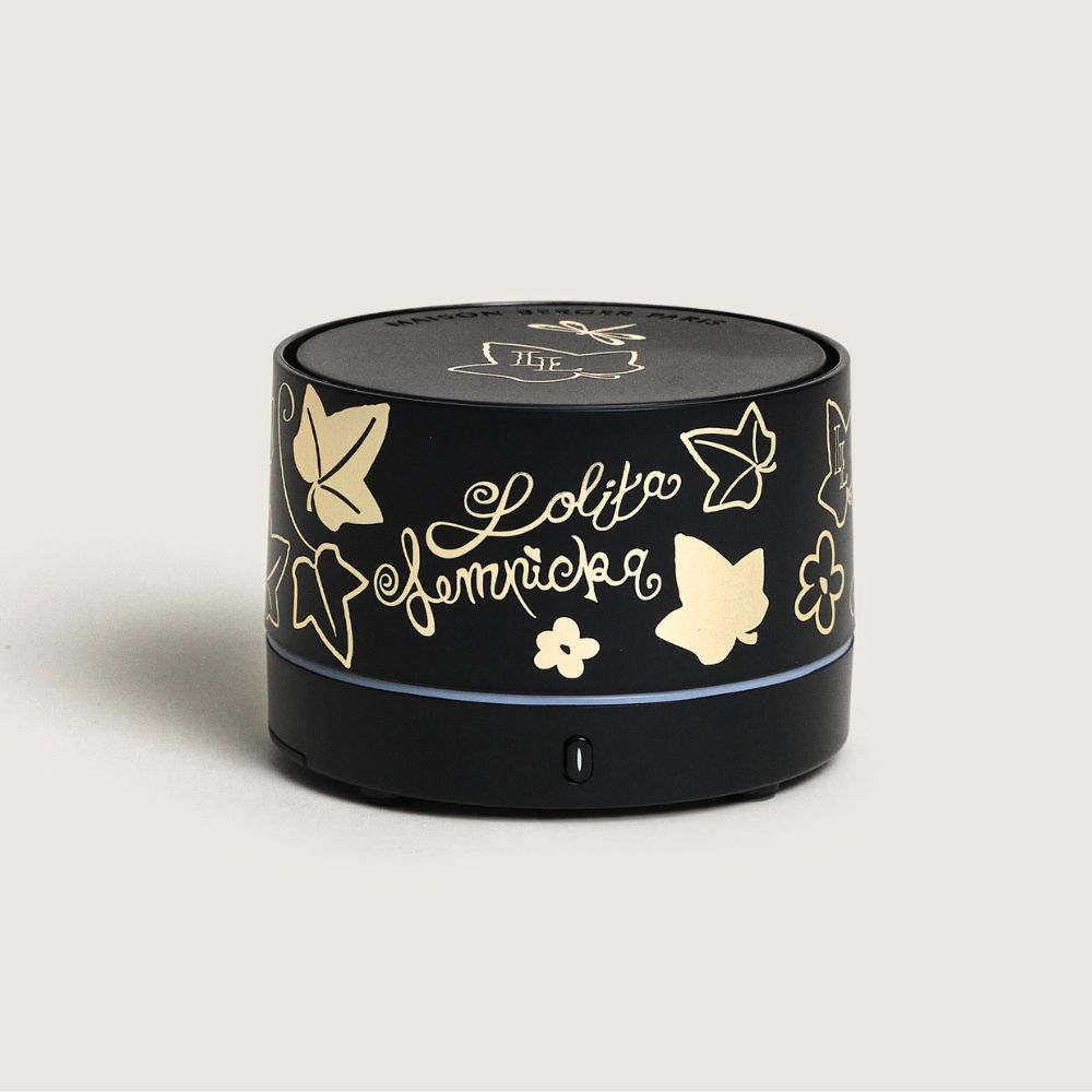 Difusor Nómada Negro Lolita Lempicka: Perfuma donde quieras ⚡ Recargable, inalámbrico y con un aroma icónico. Ideal para casa, coche o viaje.
