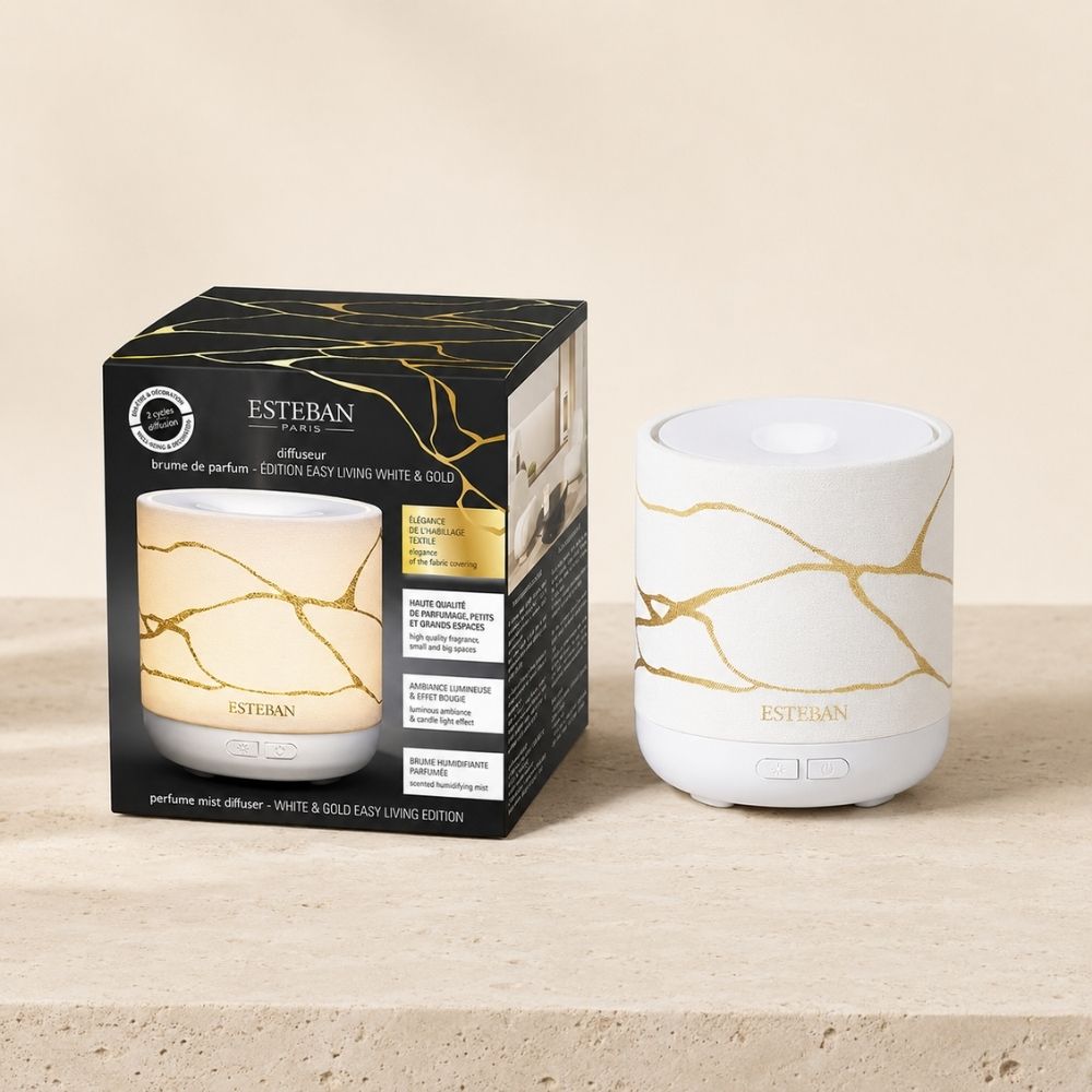 Difusor de aromas Easy Living White & Gold Esteban París junto a su caja de edición limitada con revestimiento textil dorado – D'Arome