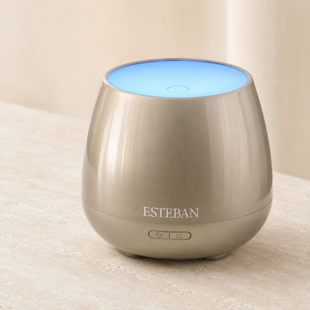 Detalle del difusor de bruma de perfume Easy Pop Platinium Esteban París en acabado metalizado con luz LED superior – D'Arome