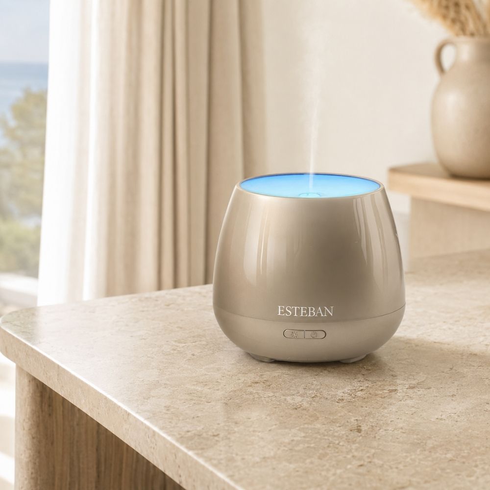 Difusor de bruma de perfume Easy Pop Platinium Esteban París en encimera de piedra junto a ventana con vistas – D'Arome