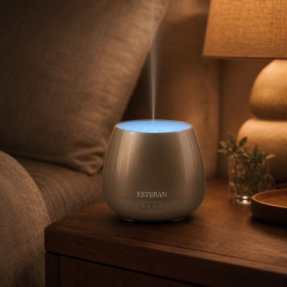 Difusor de bruma de perfume Easy Pop Platinium Esteban París liberando vapor con luz LED en mesilla de dormitorio – D'Arome