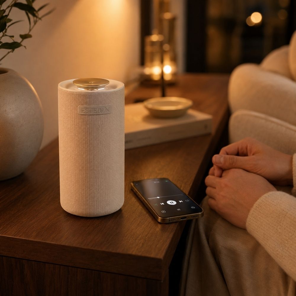 Difusor de perfume y altavoz Bluetooth Easy Sound Esteban París junto a un móvil reproduciendo música en ambiente nocturno – D'Arome