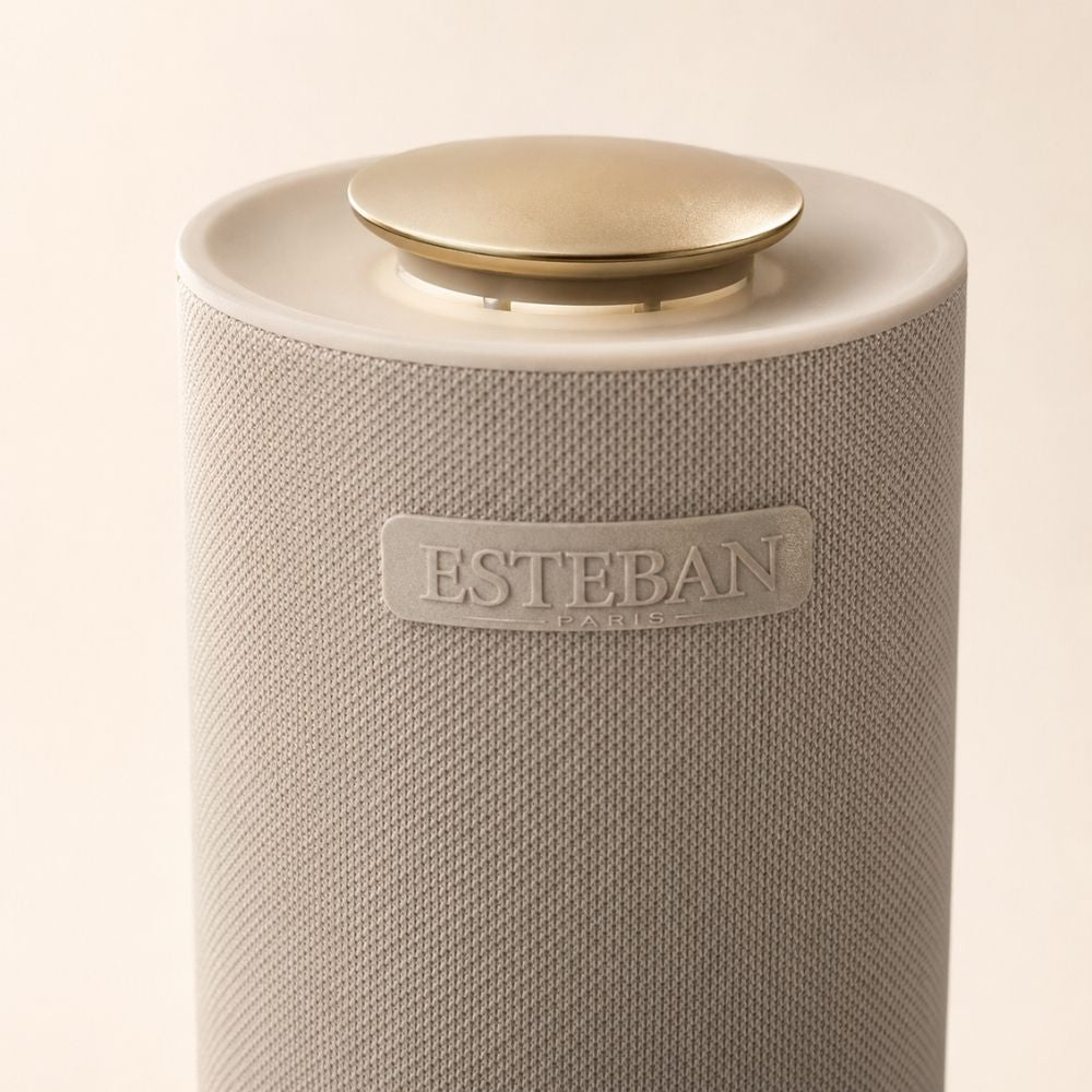 Detalle del revestimiento textil y botón dorado superior del difusor-altavoz Easy Sound Esteban París – D'Arome