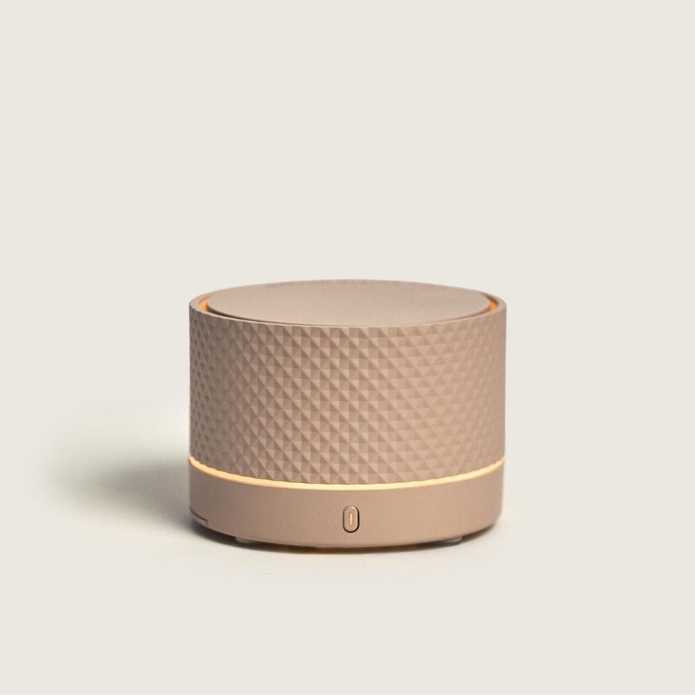 Lleva tu aroma contigo con el difusor de aromas inalámbrico Nómada Sable. Portátil y con el aroma a limpio Cotton Cares. ¿Te atreves a probarlo?