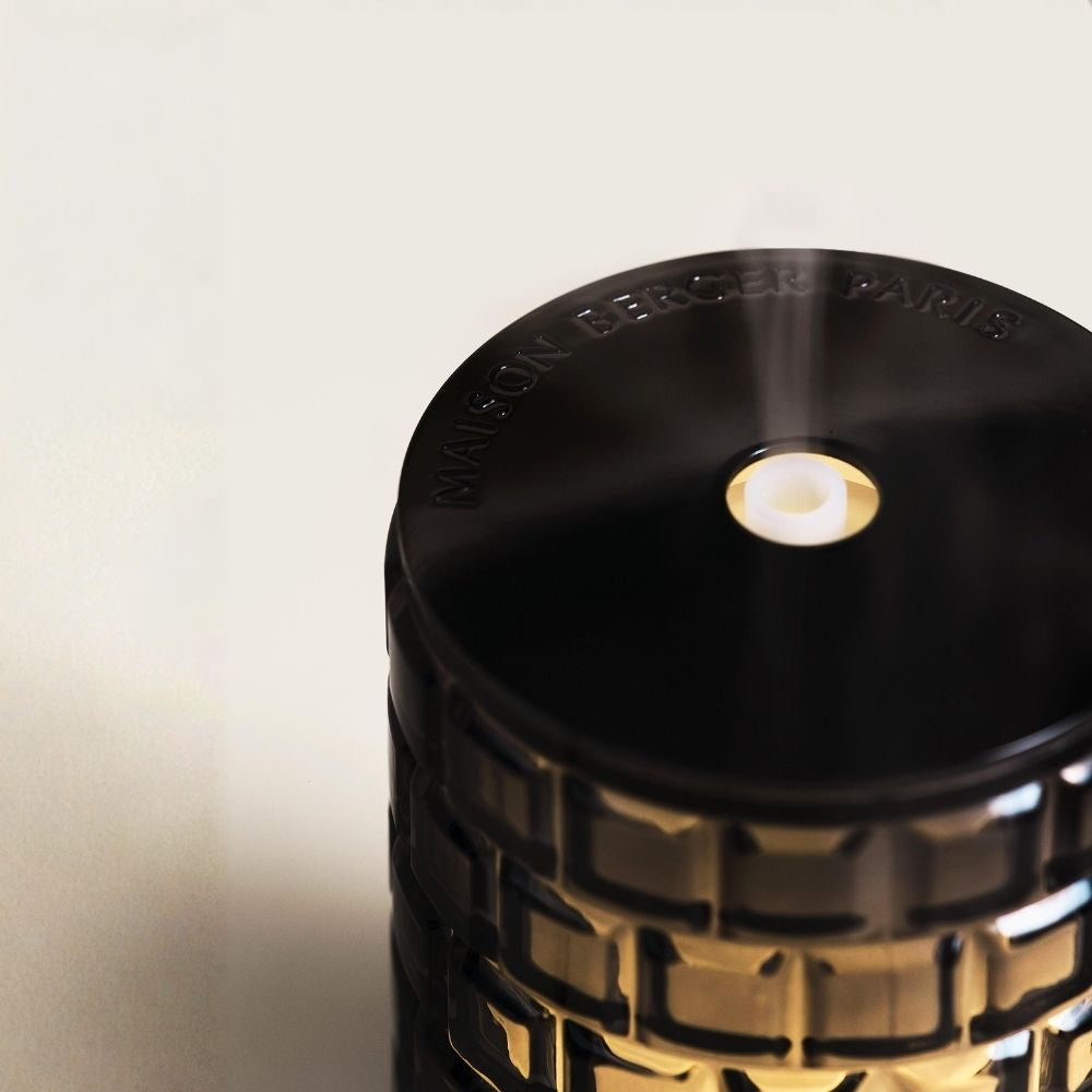 Detalle superior del difusor eléctrico Celebration Maison Berger con grabado Maison Berger Paris y boquilla de difusión de vapor aromático – D'Arome