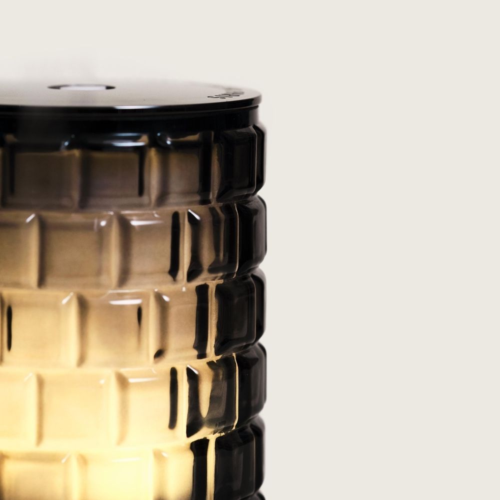 Detalle del cristal tallado del difusor eléctrico Celebration Maison Berger encendido mostrando el relieve facetado iluminado con luz cálida ámbar – D'Arome