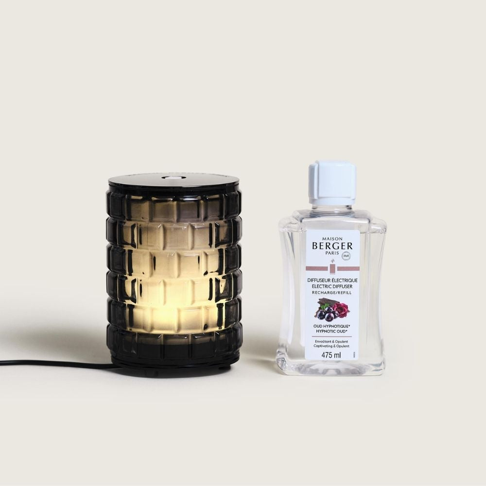 Difusor eléctrico Celebration Maison Berger encendido con cristal negro tallado junto al recambio Oud Hypnotique 475ml aroma envolvente y opulento – D'Arome