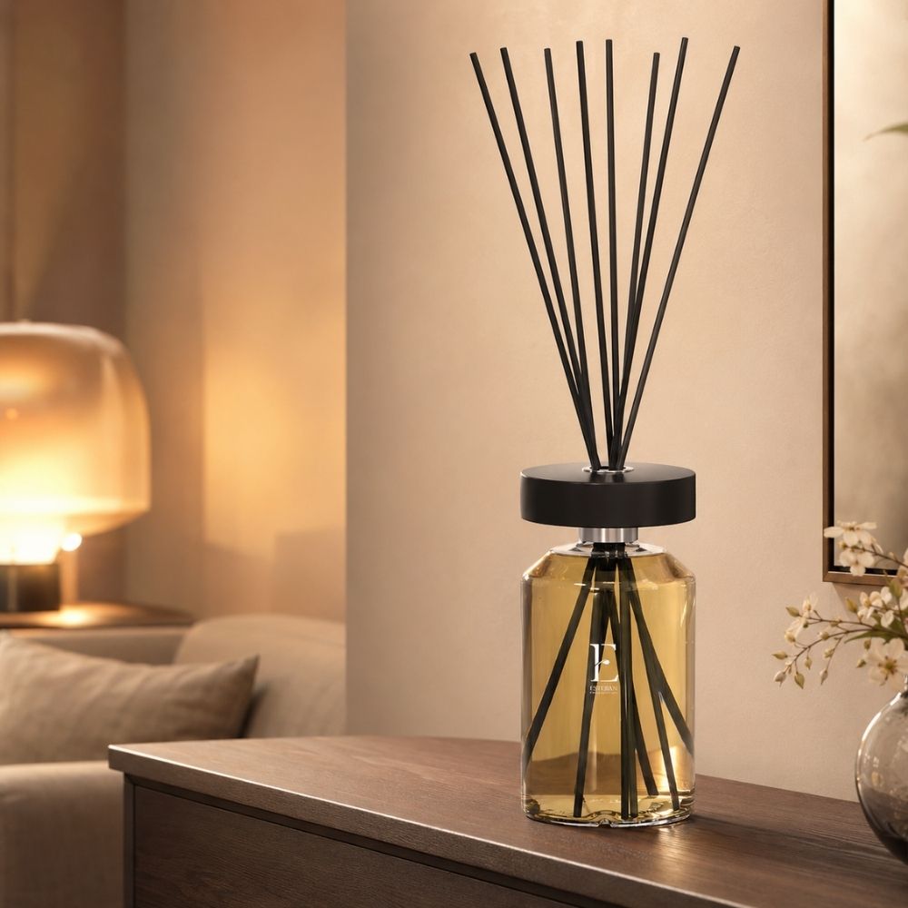 Difusor mikado Néroli de Esteban Paris sobre consola de madera, con luz cálida de tarde y una lámpara redondeada estilo seta al fondo – D'Arome