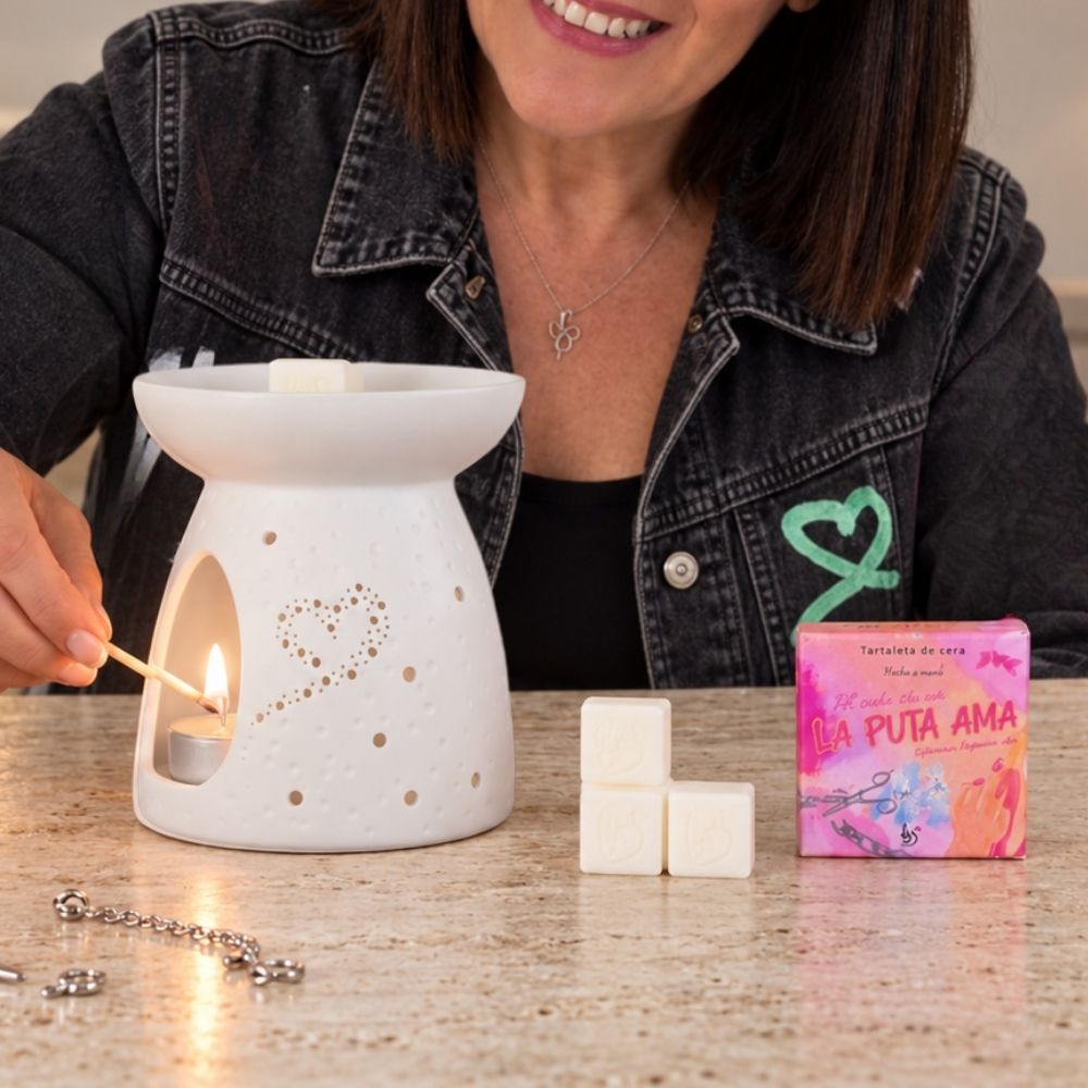 Mari Carmen, fundadora y CEO de D’Arome, enciende con una cerilla la vela del quemador para derretir la cera La Puta Ama de LoeS – D’Arome